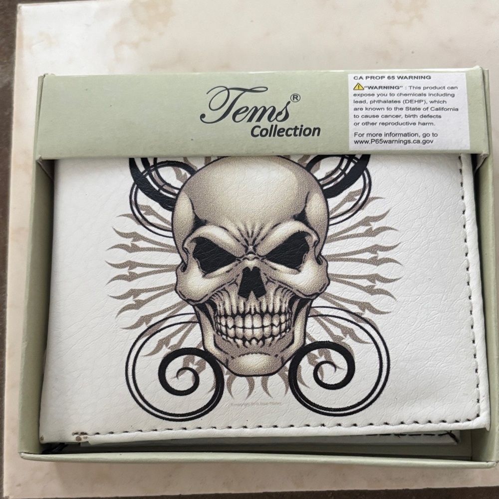 Tems Collection White Skull Design Wallet